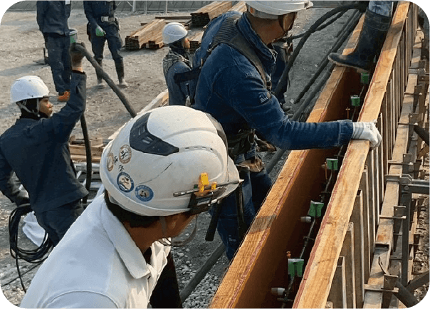 チームで施工する現場の様子