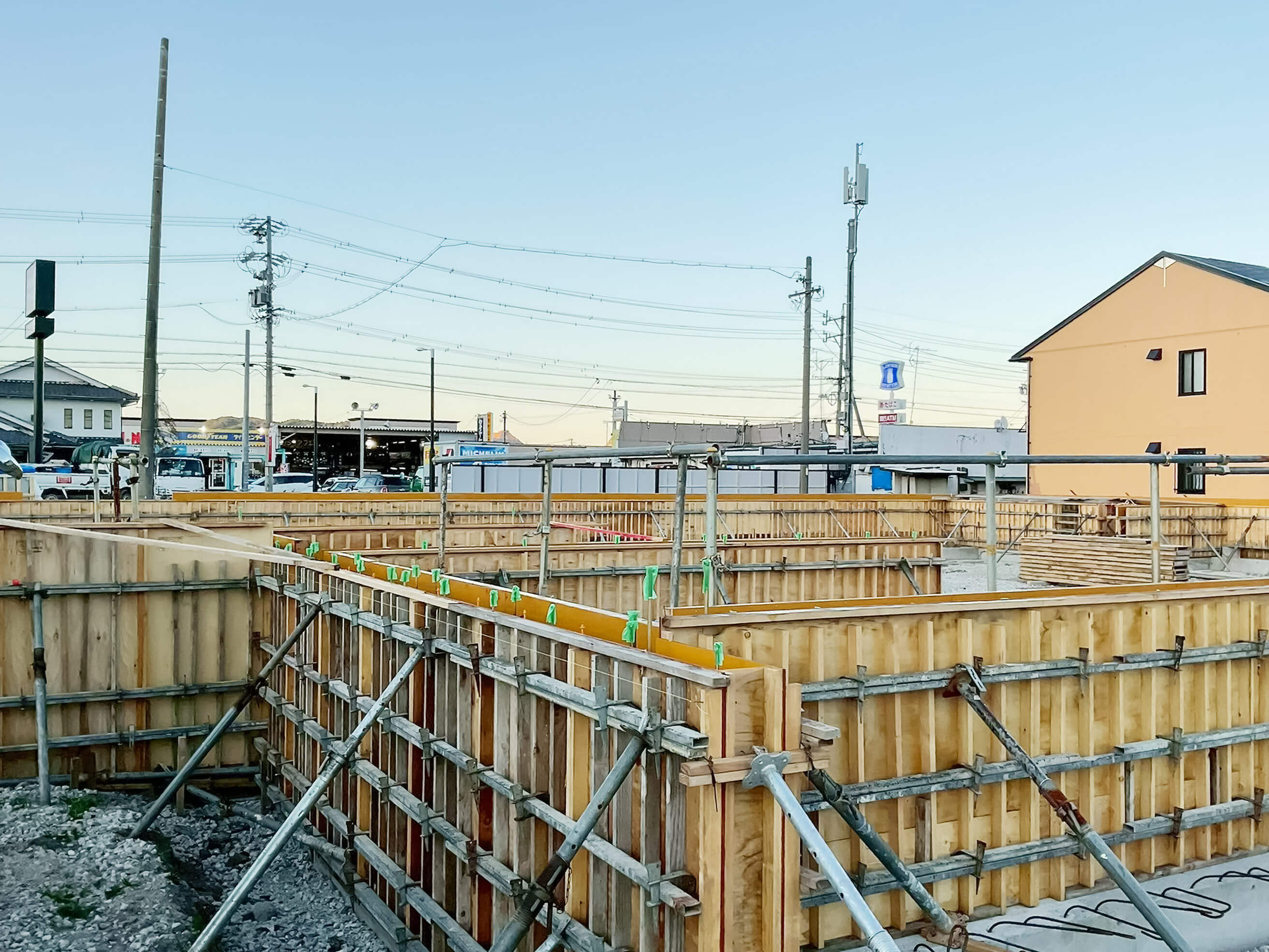 基礎工事中の現場で、木製型枠と支保工が並ぶ様子