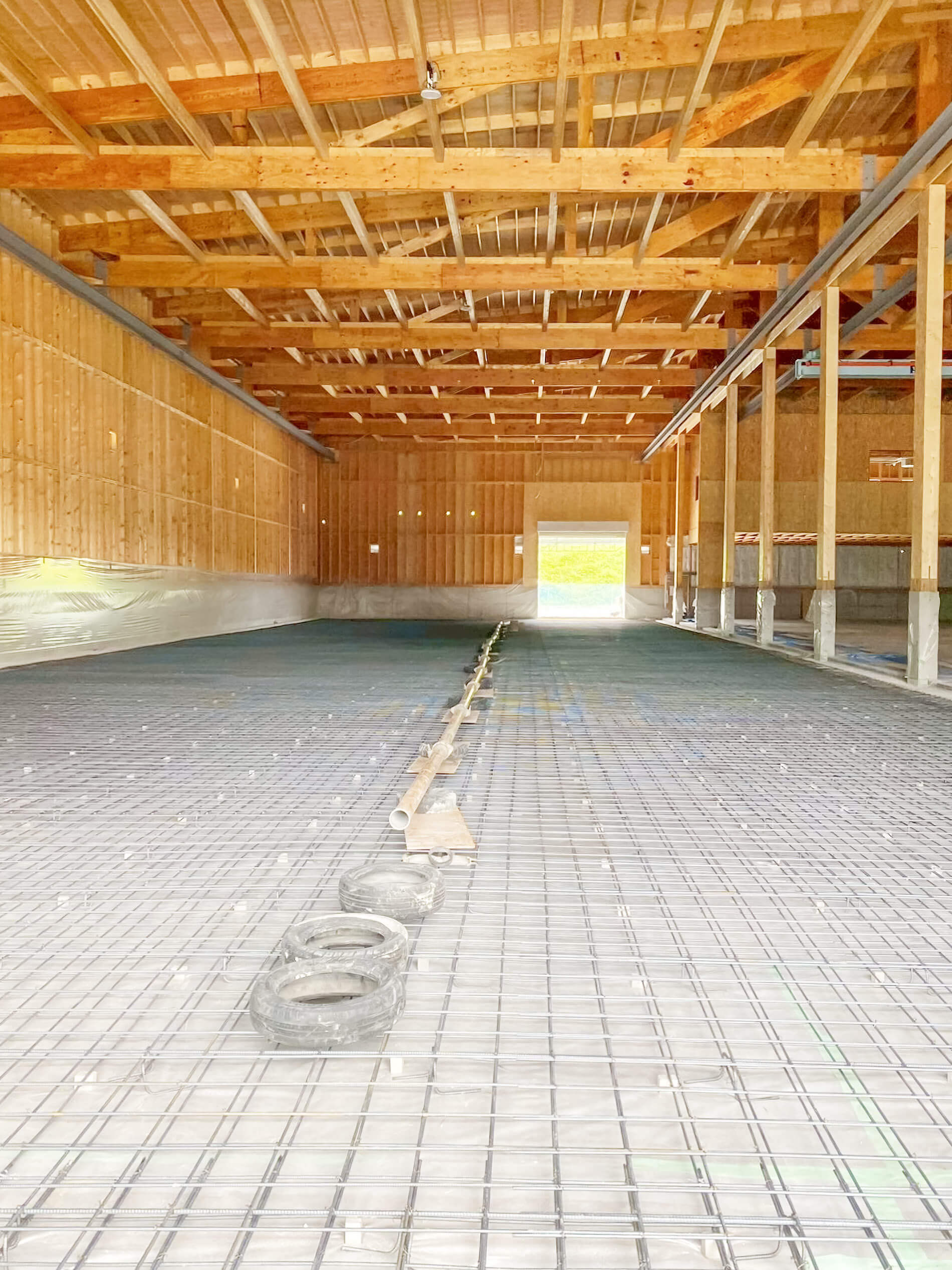 木造建屋内部の床配筋で、鉄筋メッシュが敷かれた施工途中の床